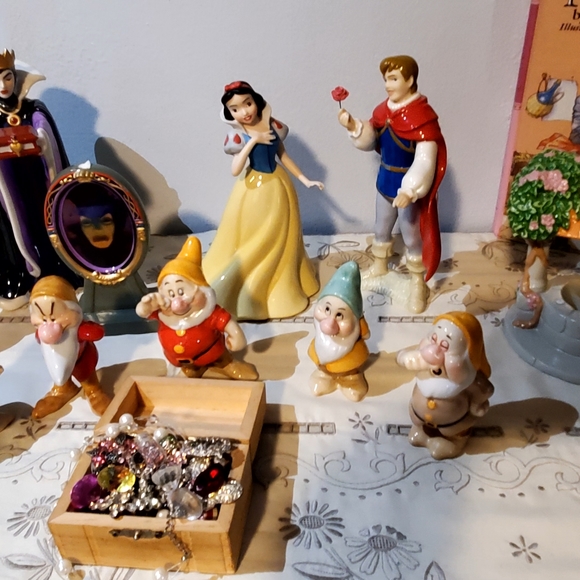 Snow White Figurine Collection - Picture 5 of 6